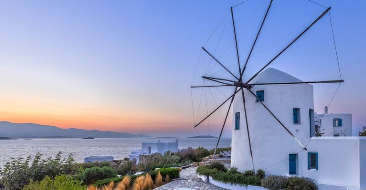 群衆のいないサントリーニの雰囲気のために、この見事なギリシャの島を訪れてください