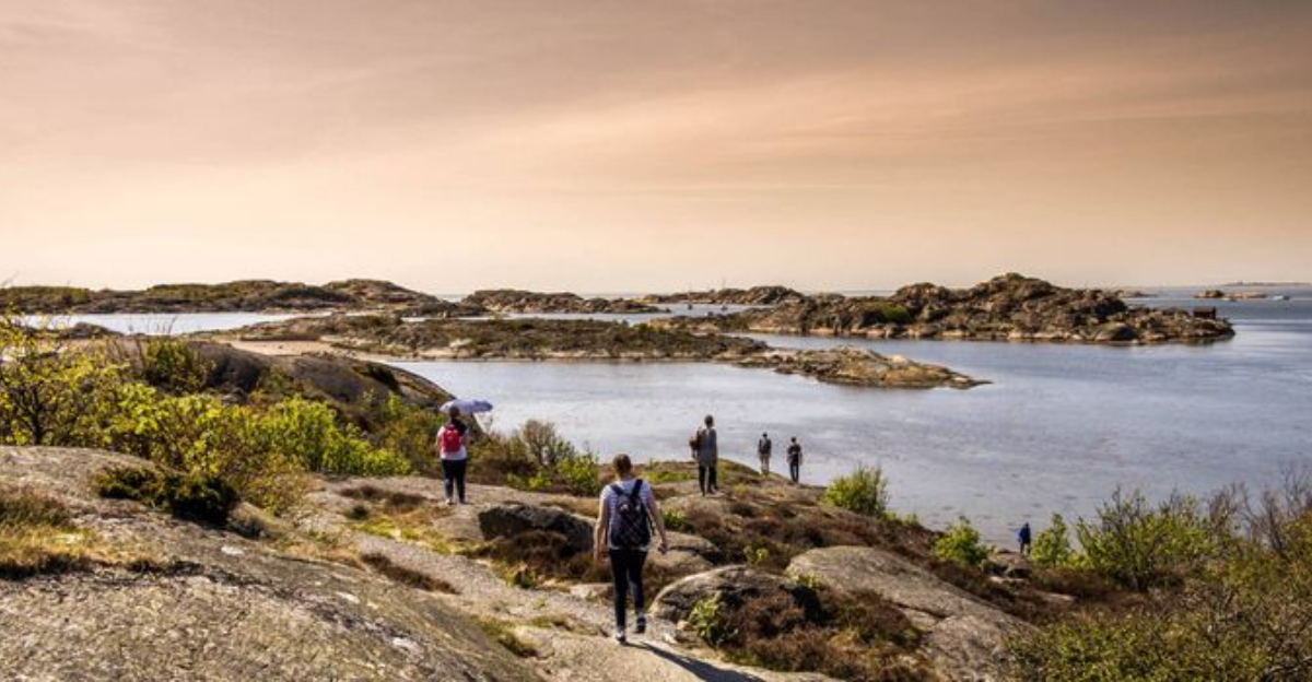 スウェーデンのストックホルム群島のトレイルに沿った15の必見島