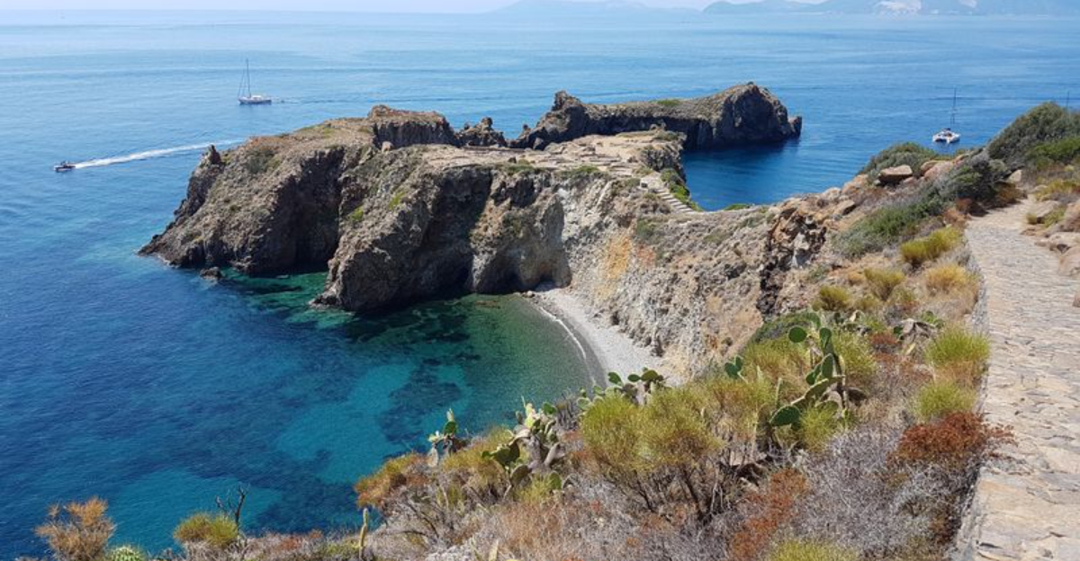 シチリア島の海岸沖を探索する15の秘密の島