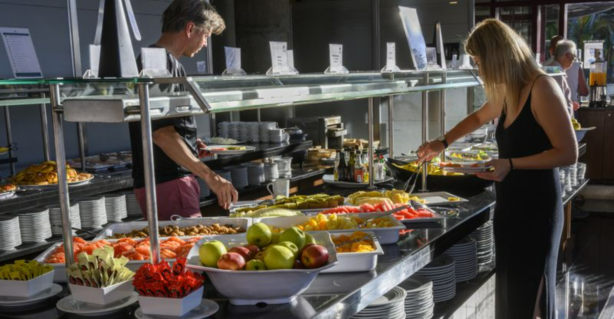 17のホテルのゲストは朝食ビュッフェで食べてはいけません