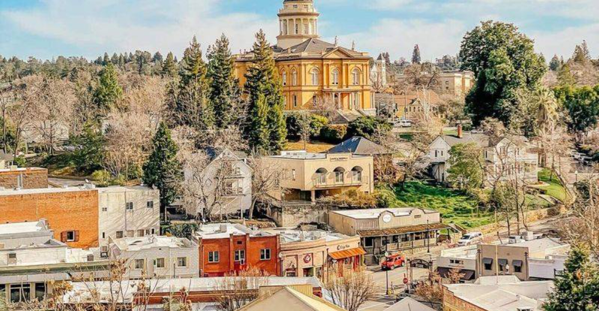 シエラネバダを探索：壮大な自然のための12の町エスケープ