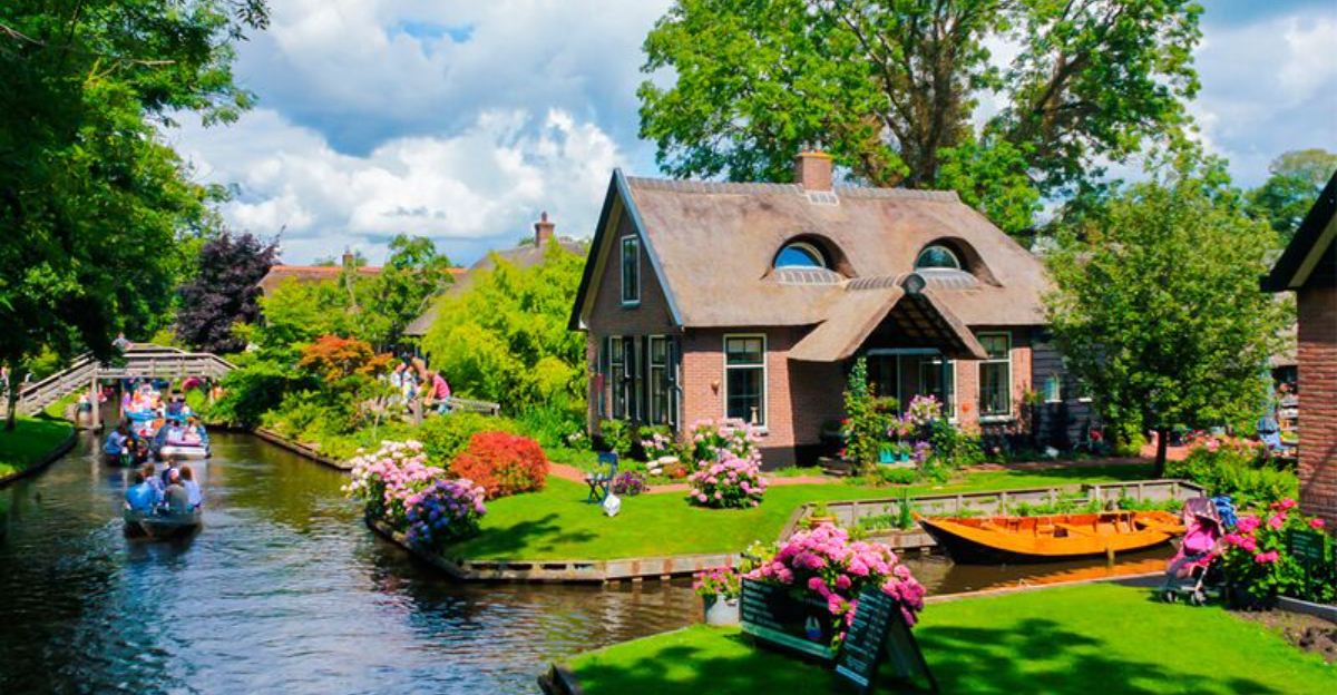 通りが運河であり、車が存在しない牧歌的なオランダの村