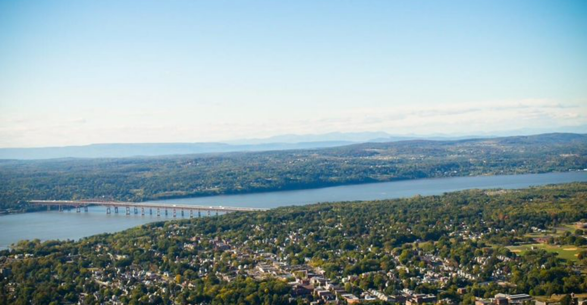 ニューヨークのハドソン川に沿って隠れているのは、フリーマーケットと風変わりな店を備えた過小評価されている芸術都市です