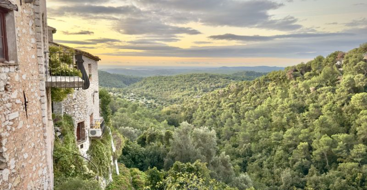 群衆を揺さぶるためにフランス南部を訪れる7つのツーリストの町