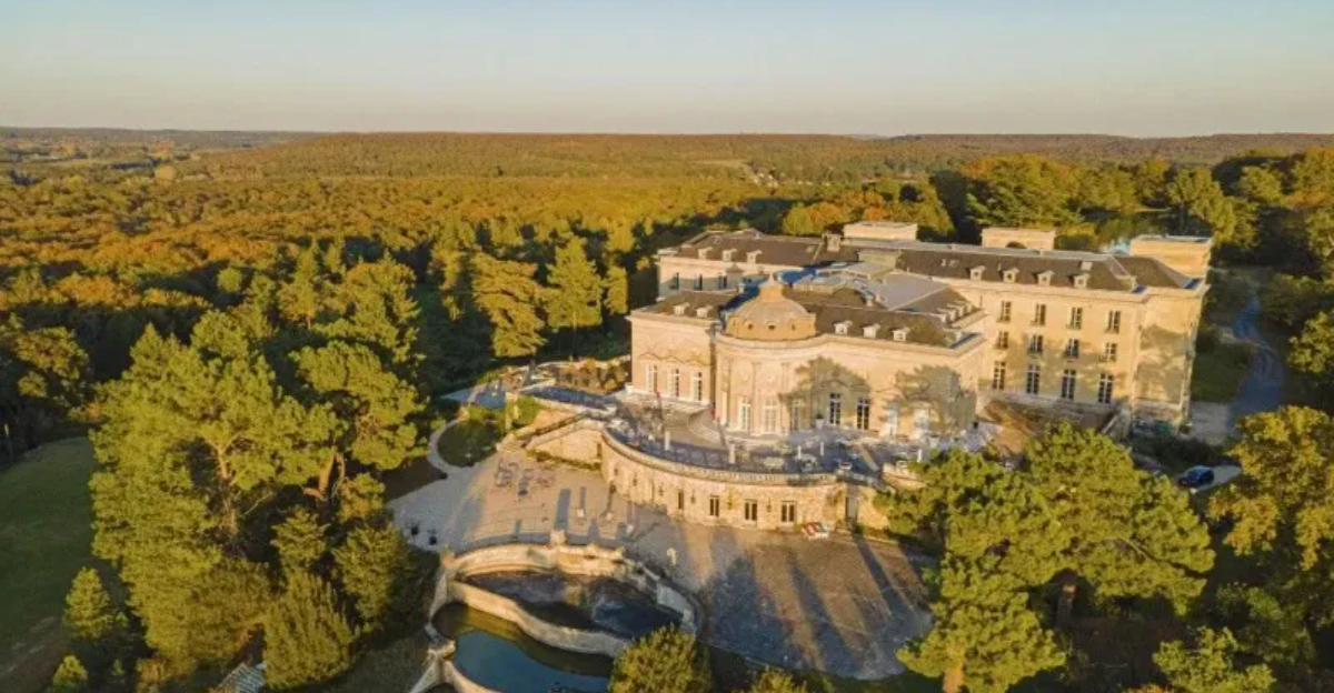 私はパリから30分からあまり知られていない新古典主義の城に行ったことがありますが、それは建築の傑作です