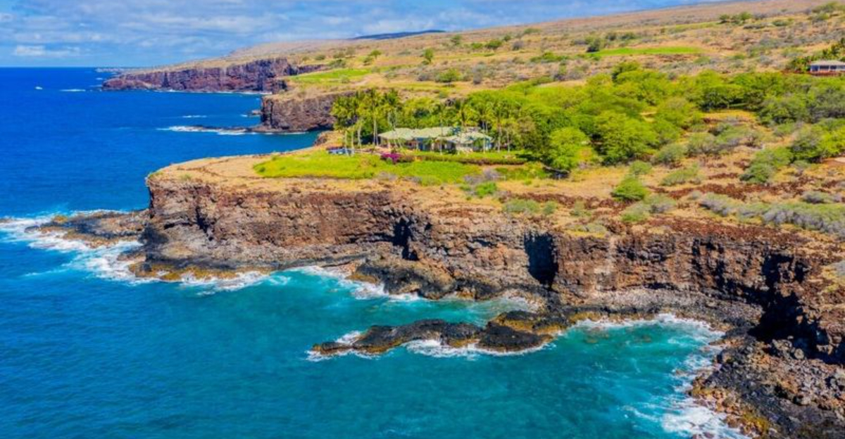 この静かなハワイアン島には、あなたが信じないビーチと崖側の眺めがあります