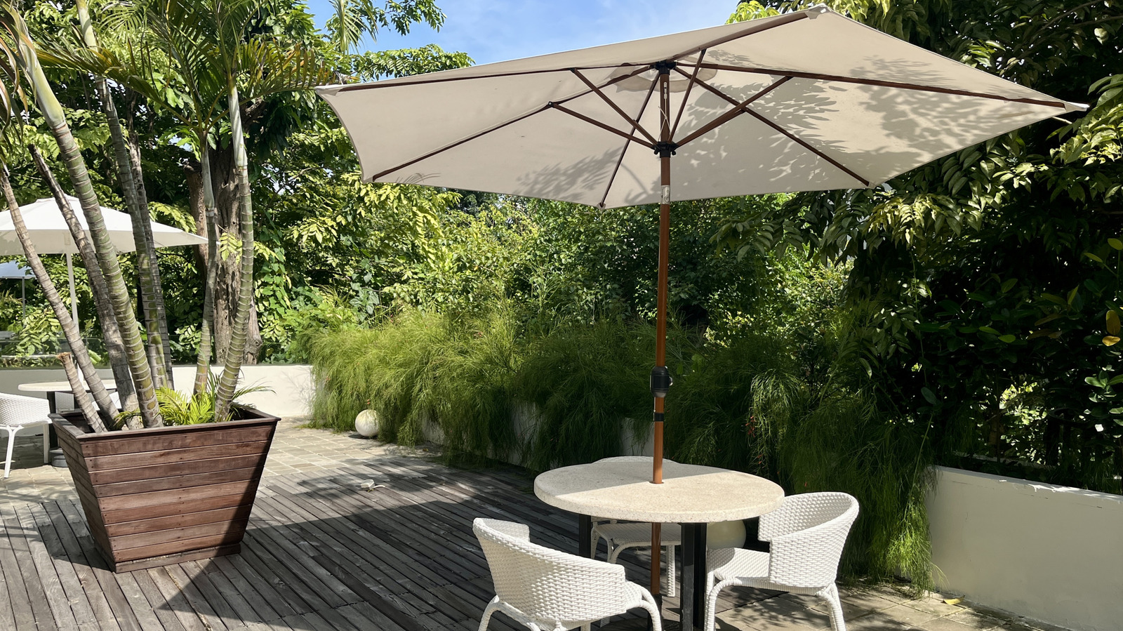 屋外の傘のテーブルを美しくするDIYフラワートレイ