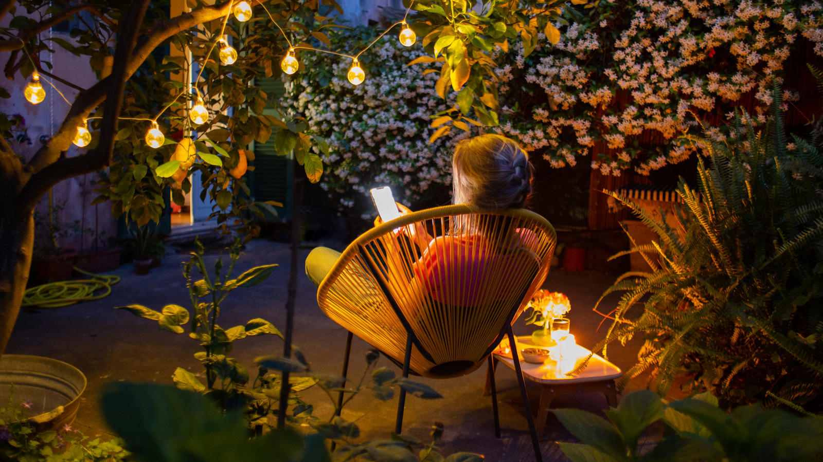 オープンの裏庭にプライバシーと快適さを追加するDIYプロジェクト