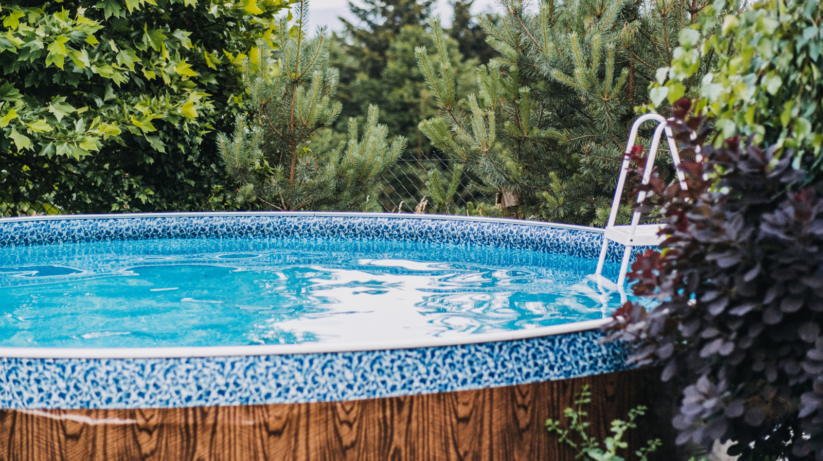 日当たりの良いプールにシェードを追加するシンプルなDIY