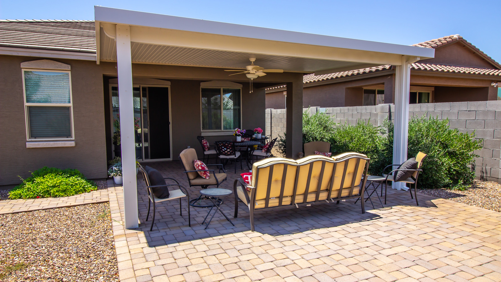 洗練されたパティオのアップグレードで屋外スペースに豪華な外観と雰囲気を追加