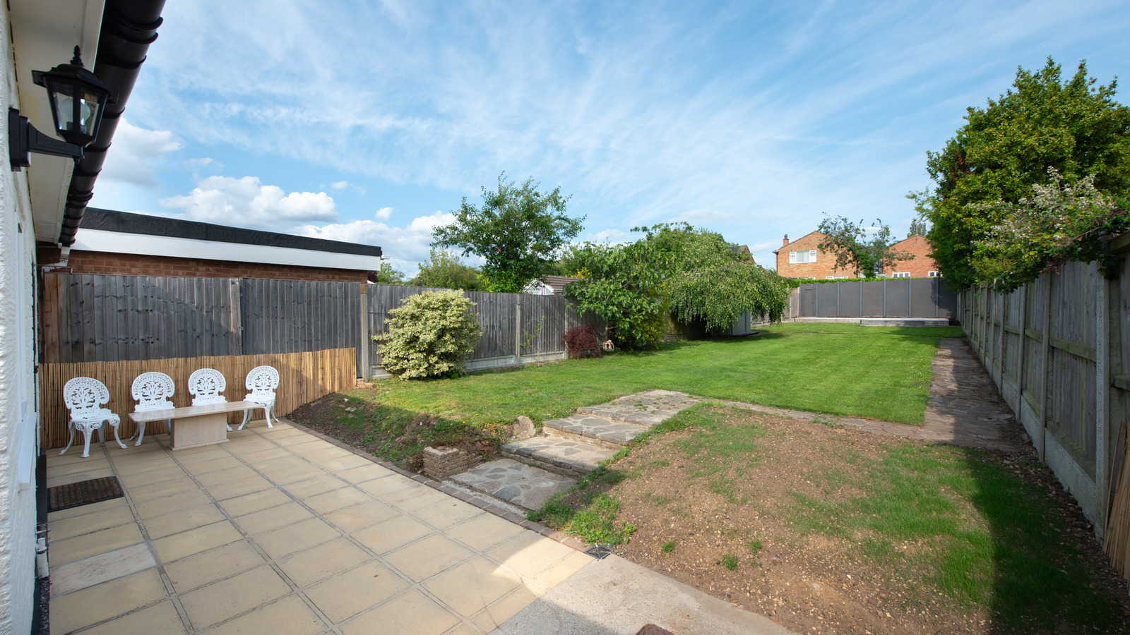 狭い裏庭を便利な空間に変える巧妙な方法