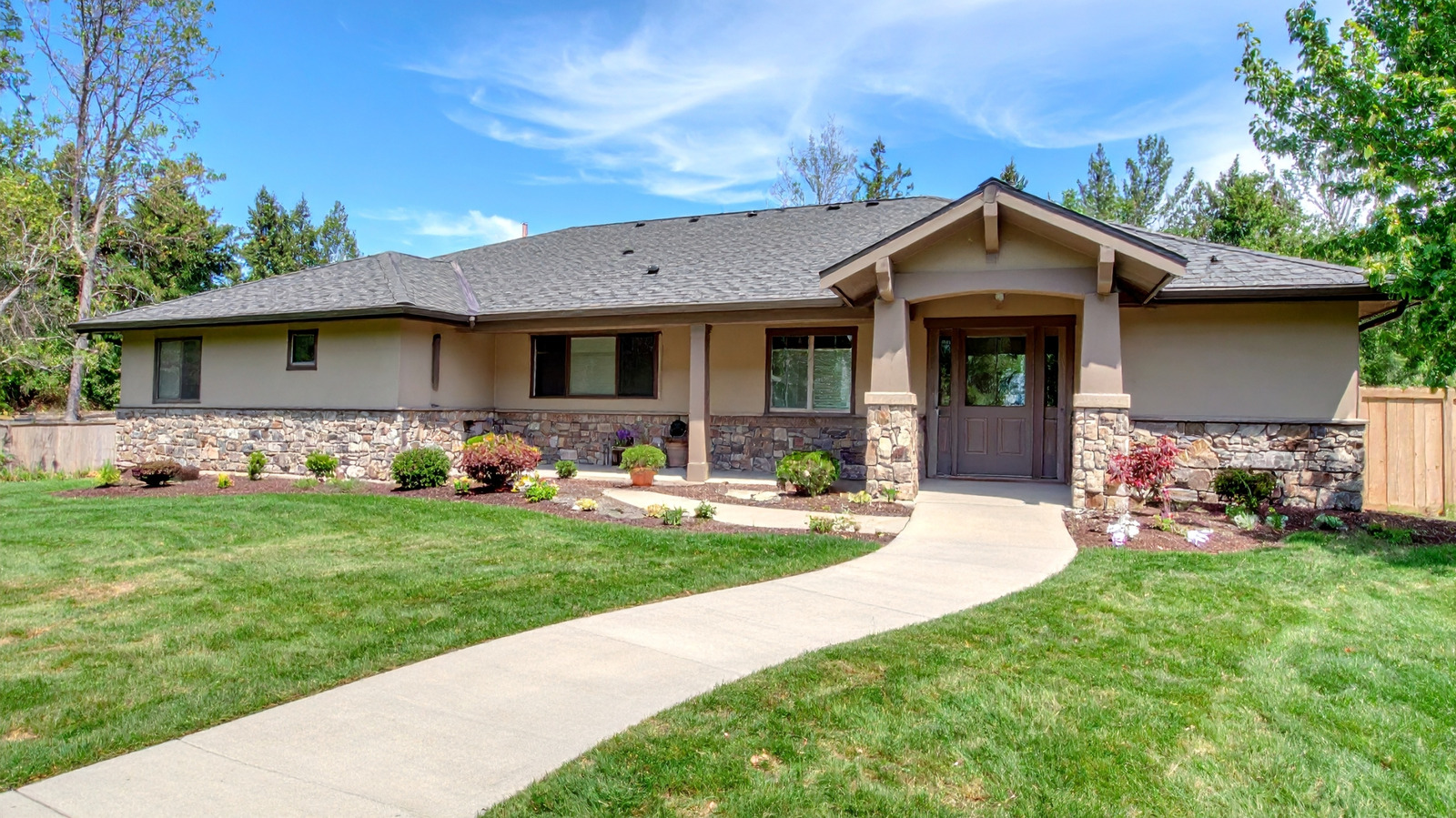 DeWalt のストリング トリマーとエッジャー: あなたの庭にはどちらが最適ですか