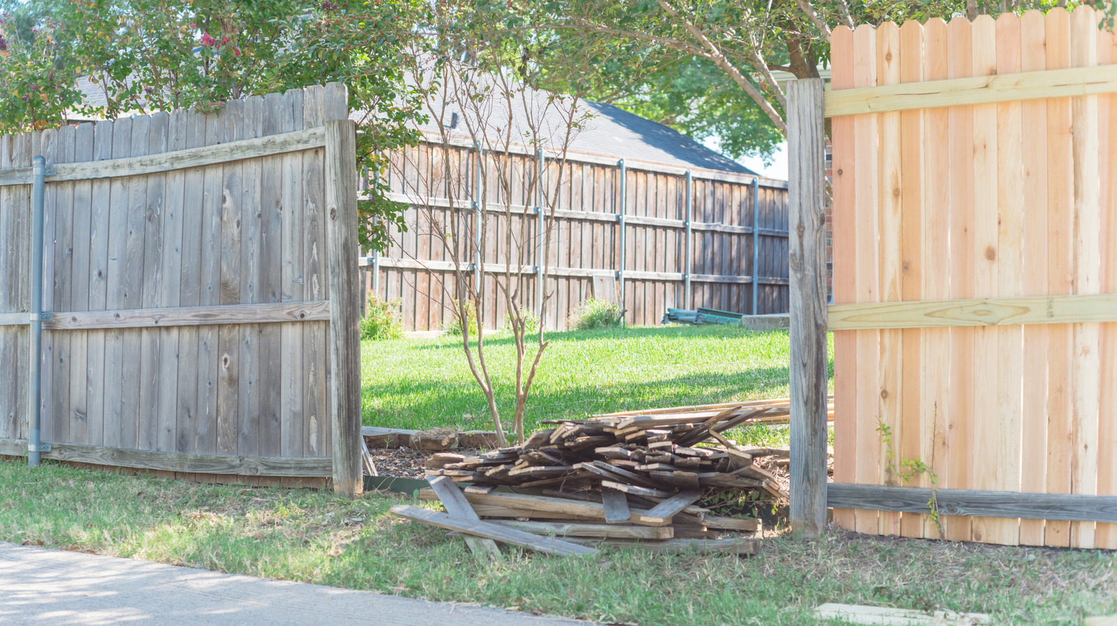 残りのフェンスの素材の助けを借りて、かわいい庭のトレリス