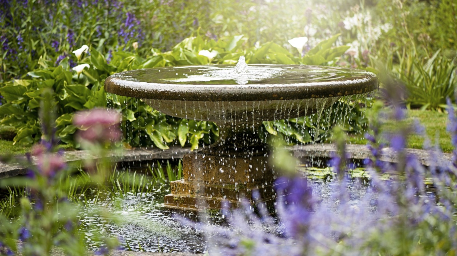 2つの簡単なアイテムを備えた予算で庭の噴水