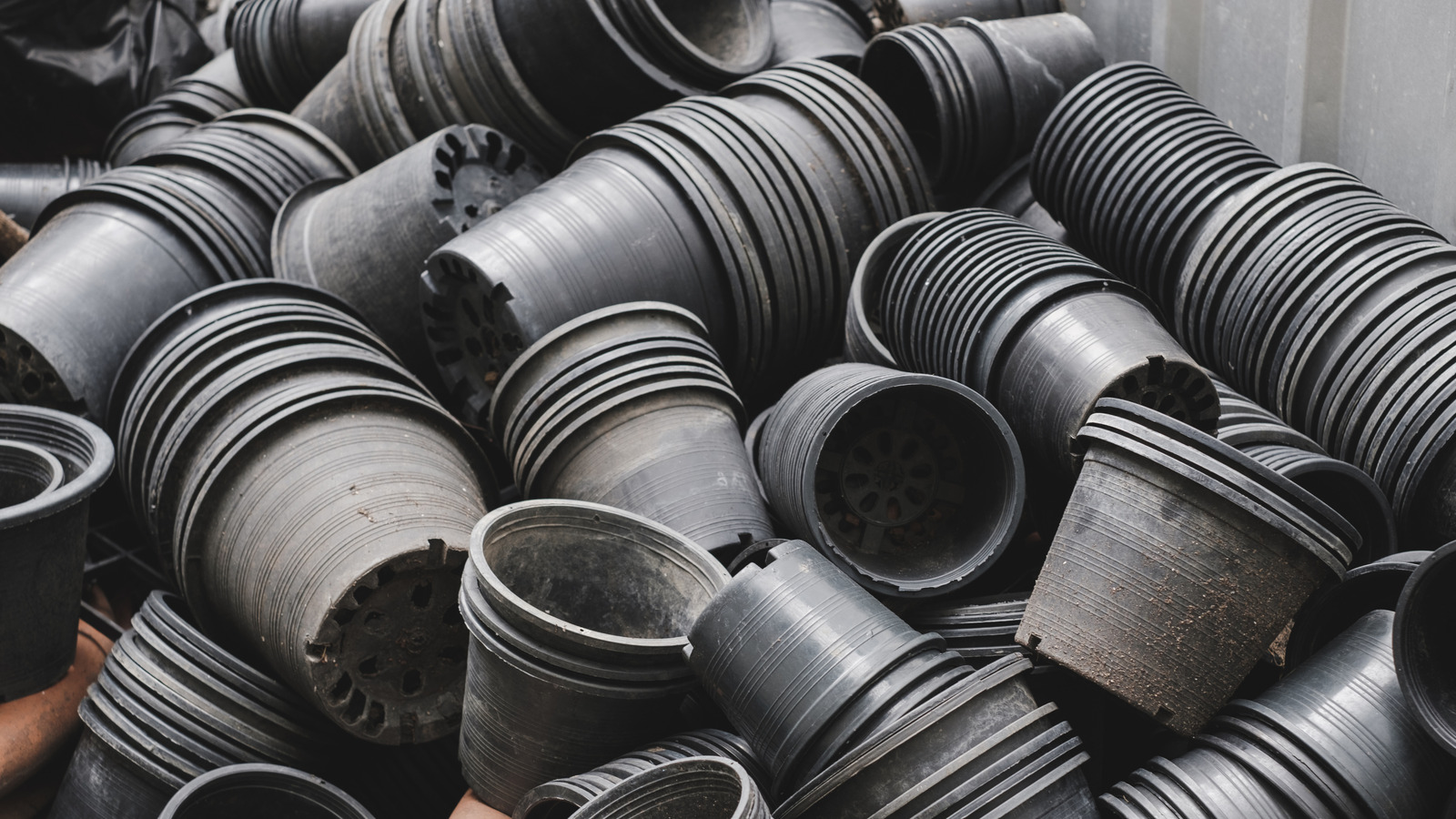 余分なプラスチック製の保育園のポットを再利用することで、愛らしい巣箱