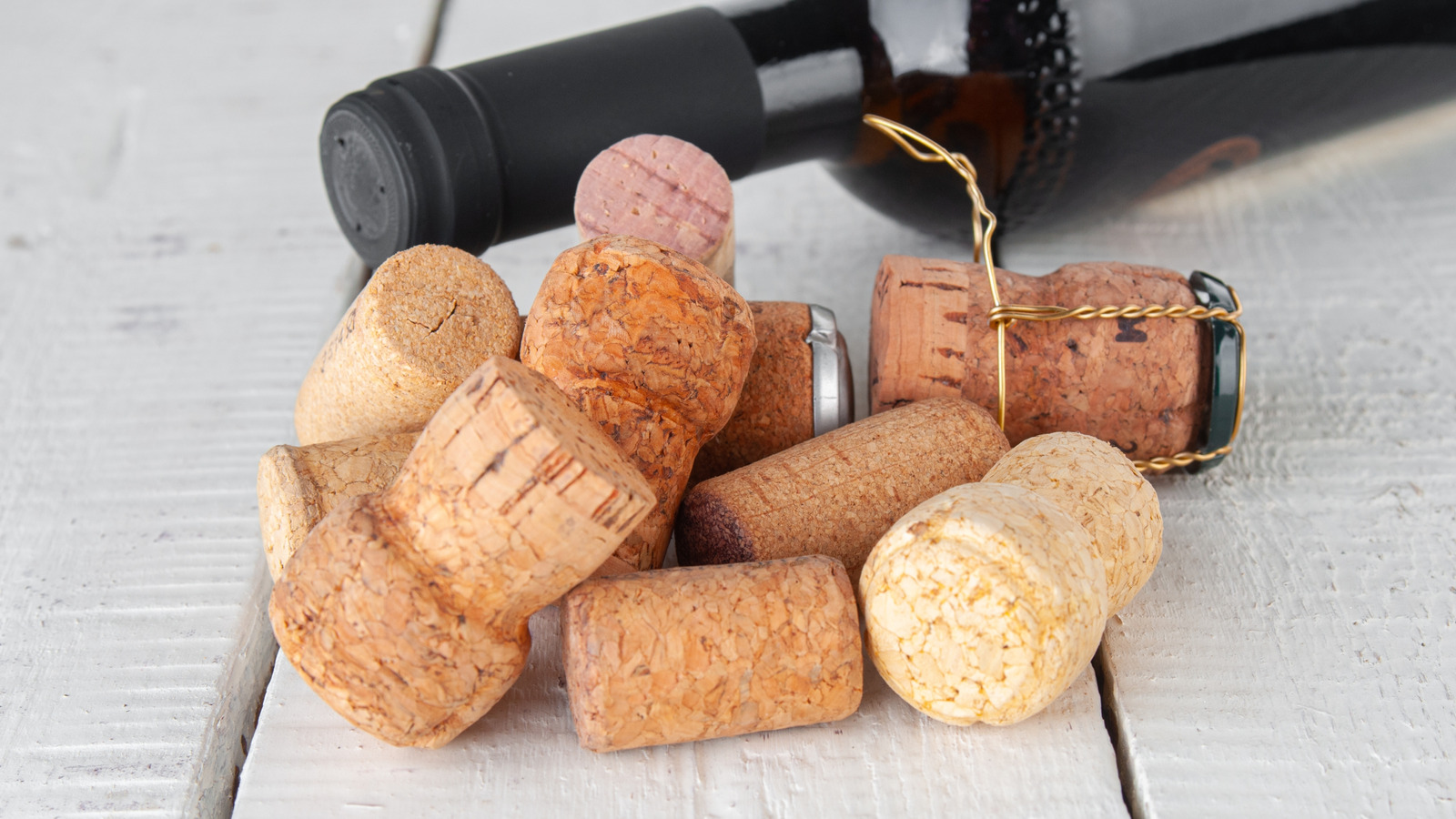 残りのワインコルクを捨てないで、堆肥の山に追加してください