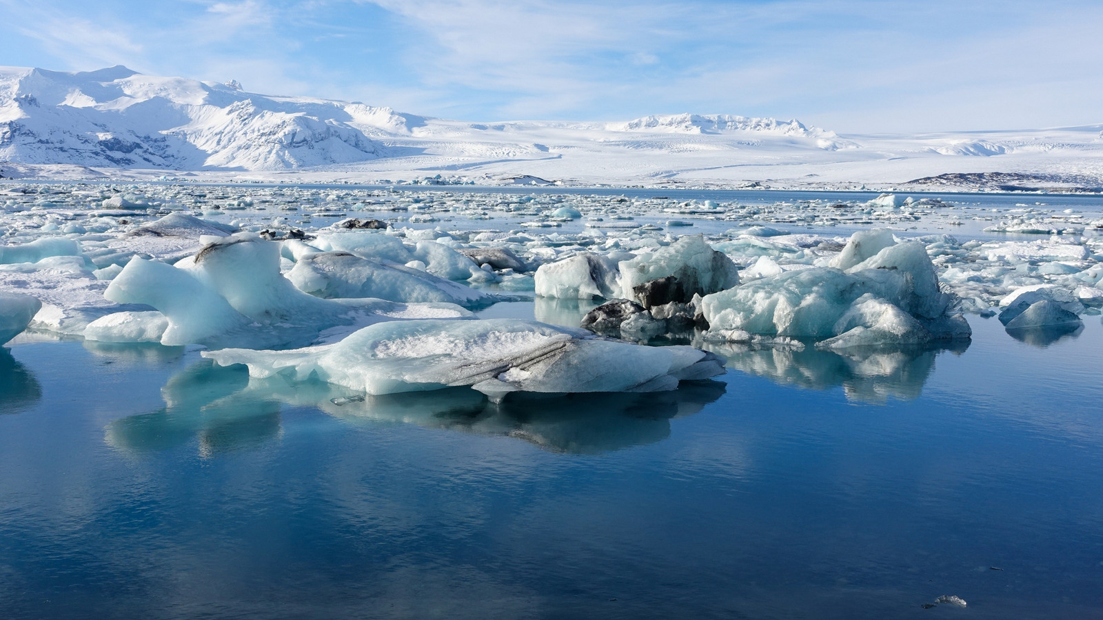 アイスランド最大の国立公園で息を呑むような氷河と火山の峰を探索