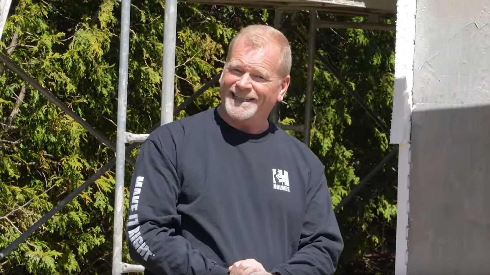 HGTVのマイクホームズは、2つの耐久性のある木製フェンスの代替品を提供しています