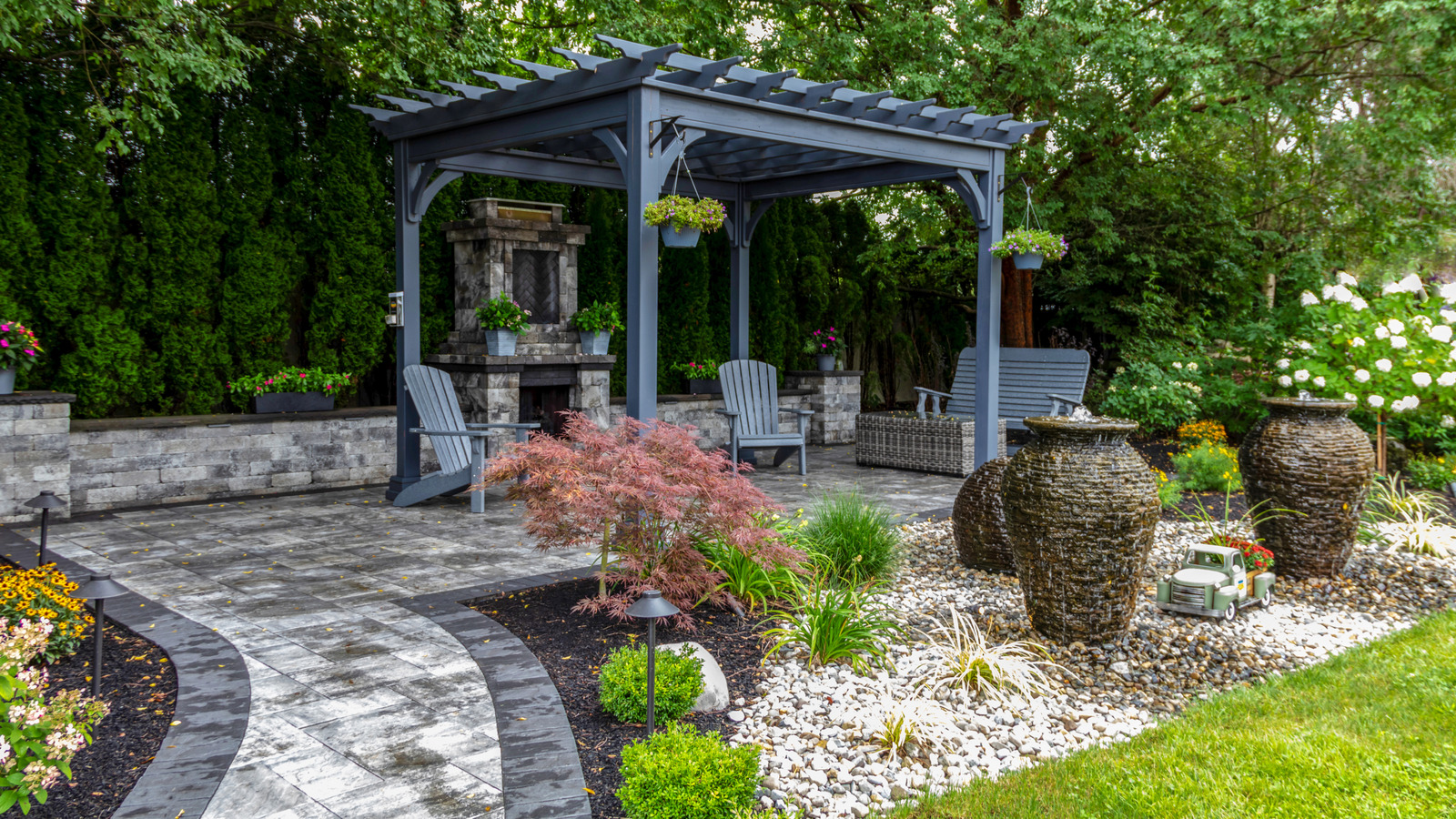 あなたの裏庭のためにガゼボとパーゴラのどちらかを選ぶ方法