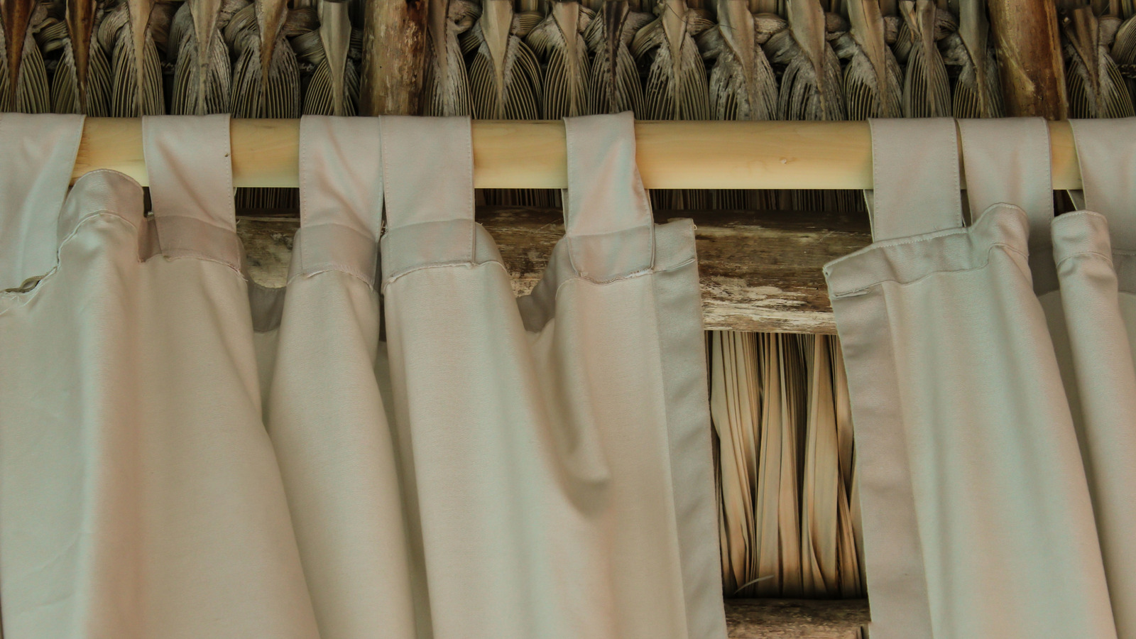 パティオにプライバシーをもたらすために一連のドロップクロスカーテンをDIYする方法