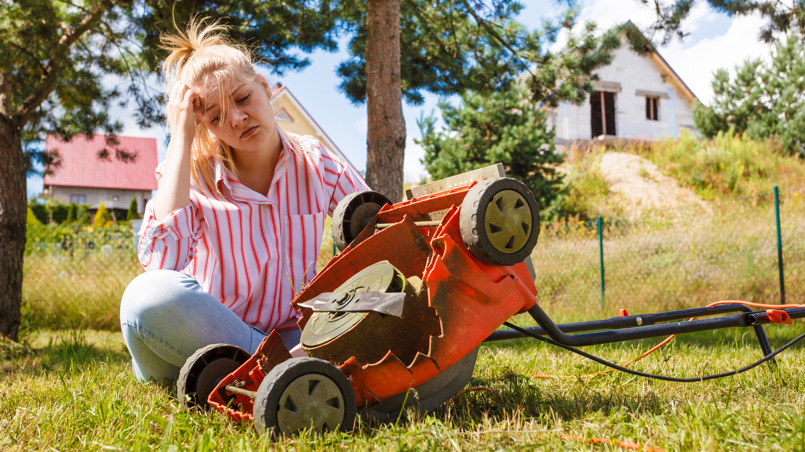 芝刈り機が石にぶつかった後の修理方法