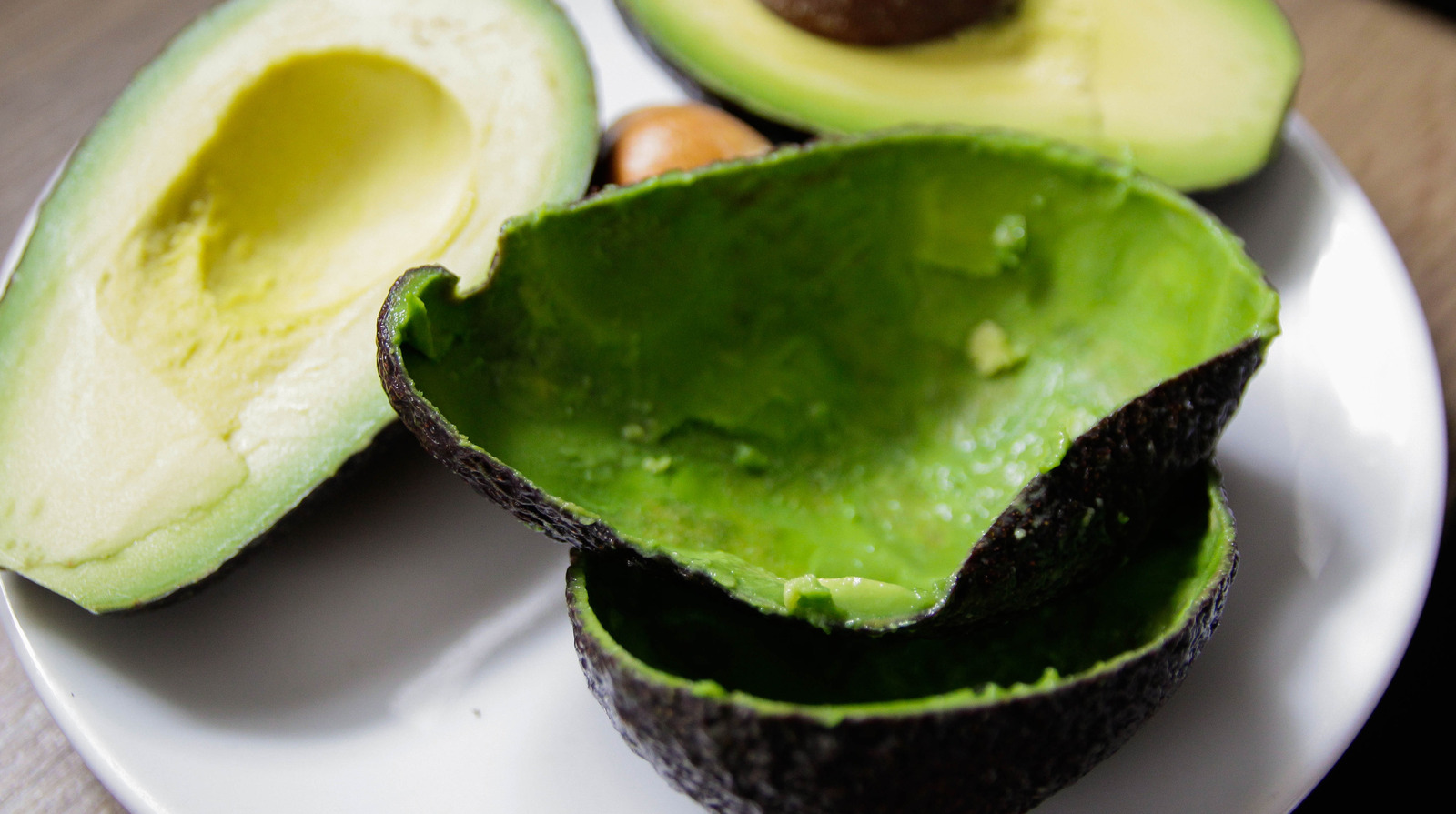 あなたの庭でアボカドの皮を再利用する方法