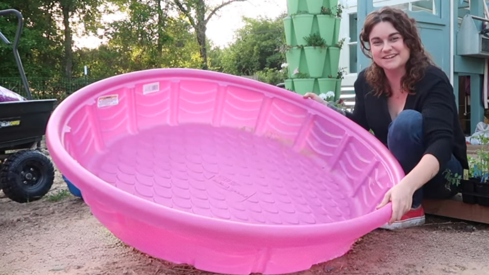 古いプラスチックの子供のプールをシンプルな容器の庭に変える方法