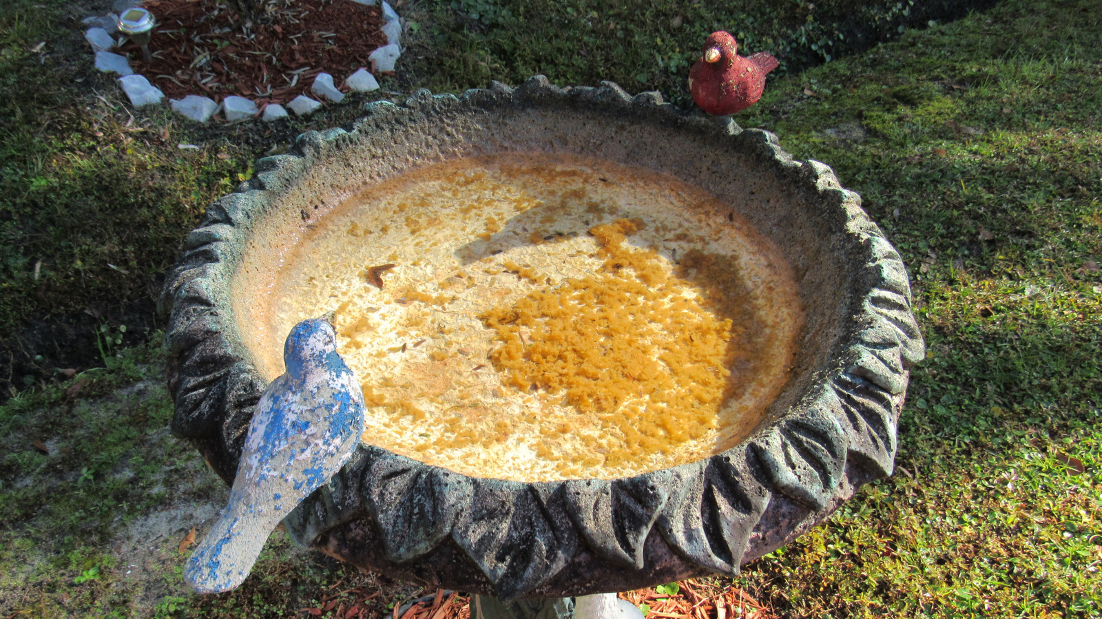 この耐久性のある素材を使用することで、バードバスに藻が付着しないようにします