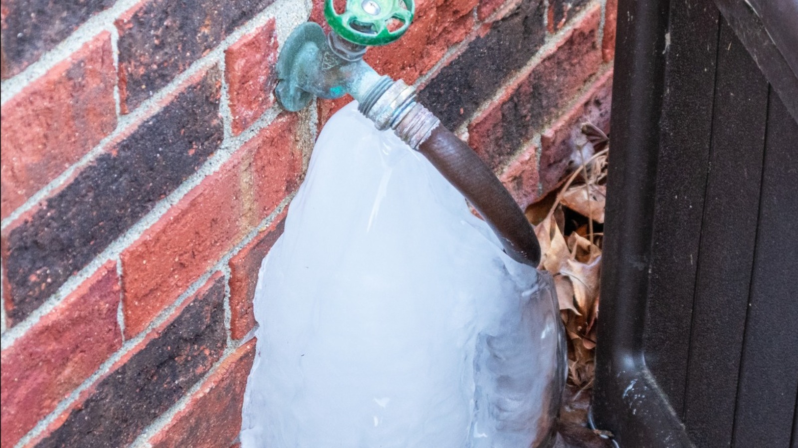 DIY アイデアで冬の間屋外の蛇口を保護しましょう