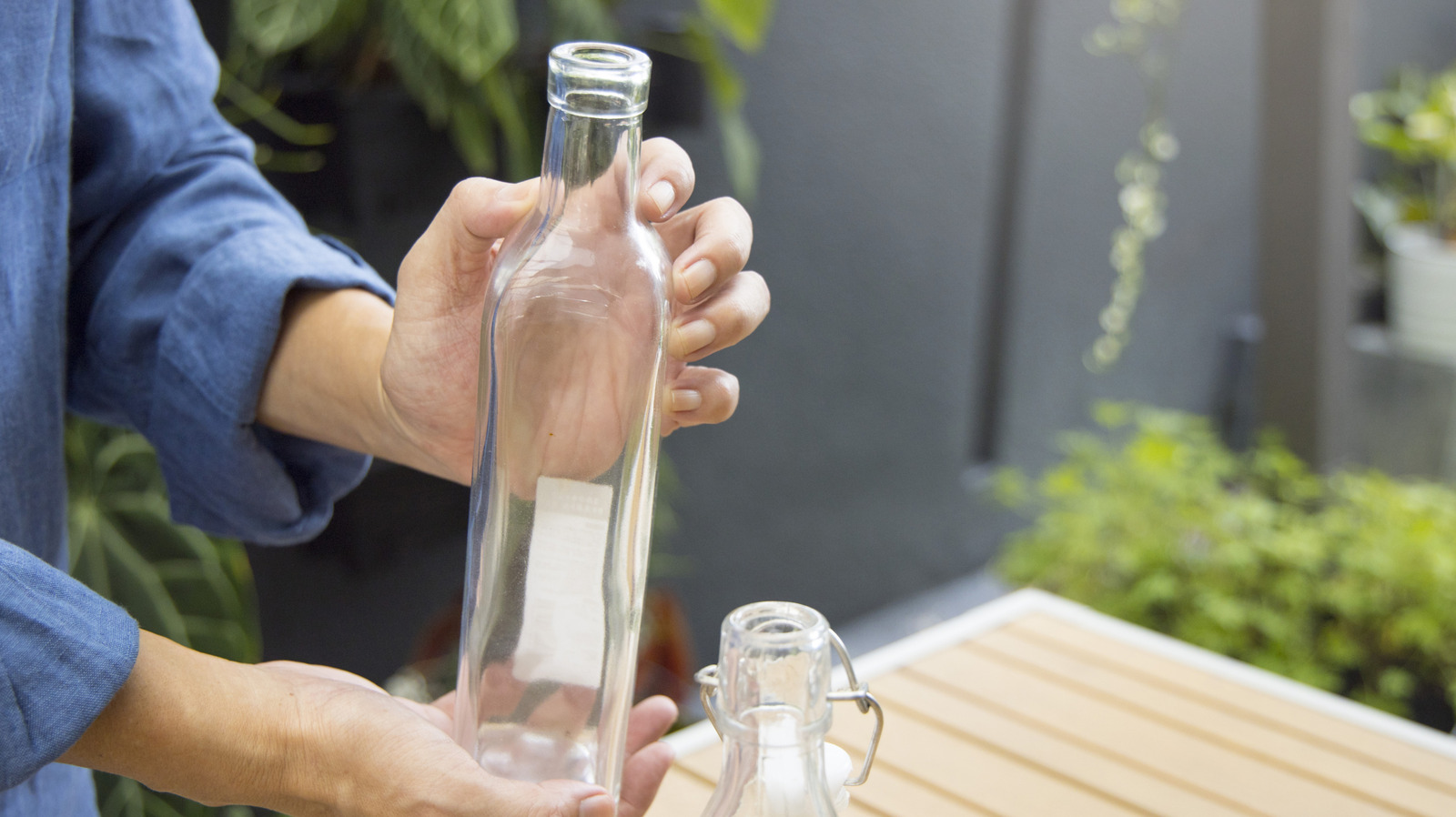 グラスオリーブオイルのボトルを再利用して、それらをスタイリッシュな風のチャイムに変えます