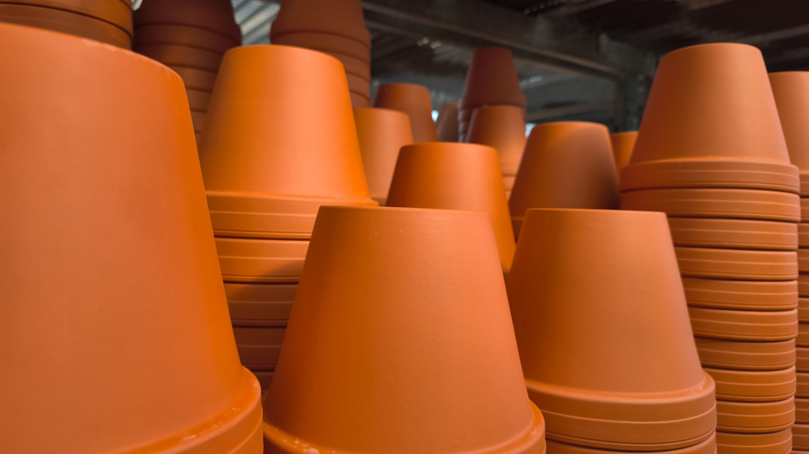 古い植木鉢を愛らしいかかしポーチの装飾に再利用