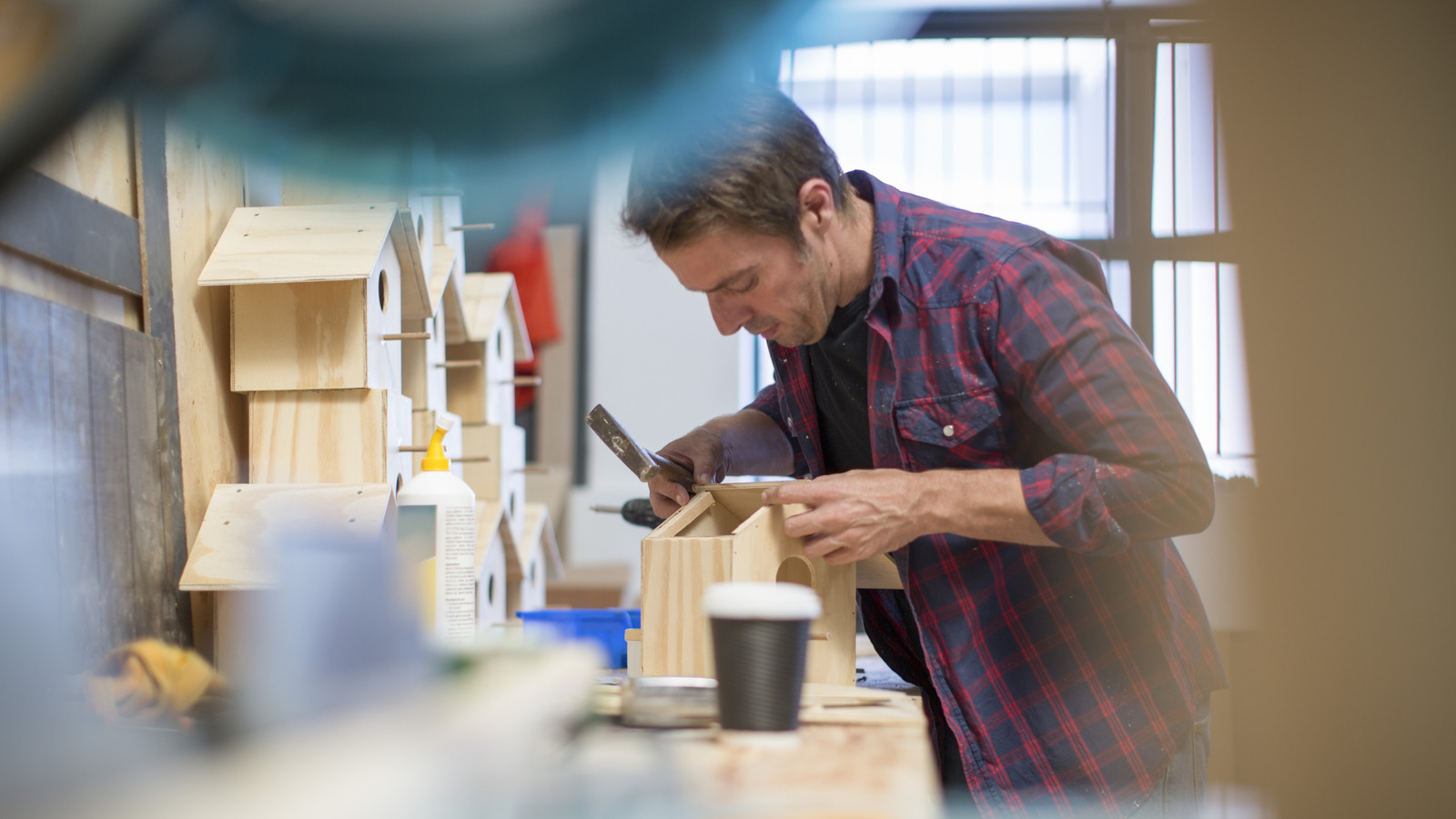 古いタイルを再利用して、それらを愛らしい巣箱に変えます