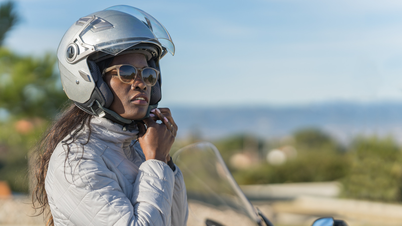 古いオートバイのヘルメットを再利用して、ユニークな吊り下げプランターに変えましょう