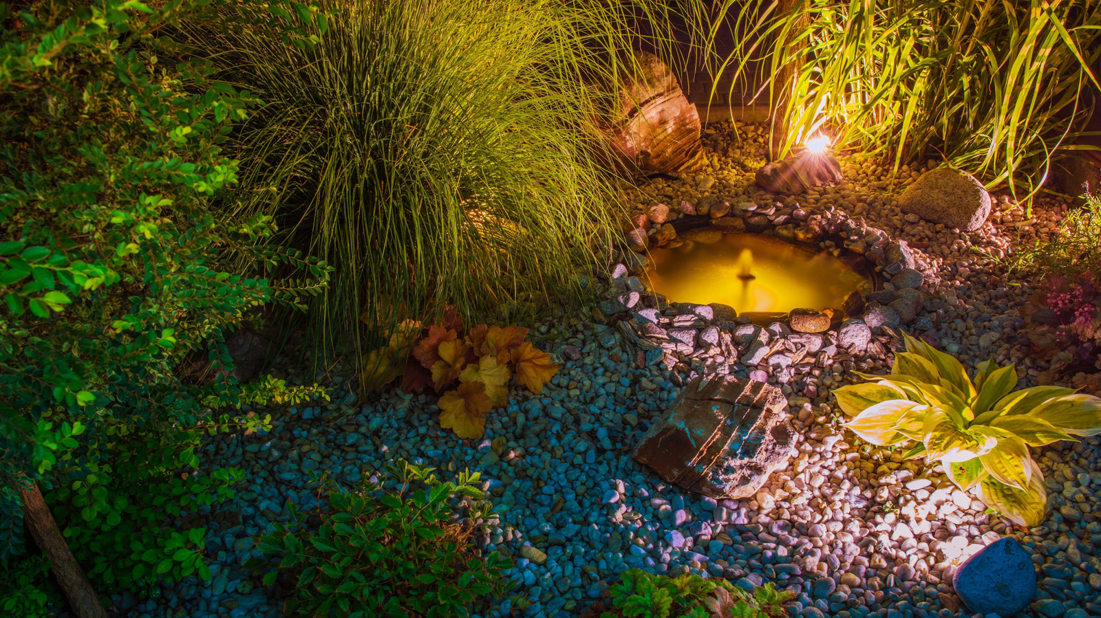 古い散水缶を再利用して、あなたの庭にスタイリッシュな照明を追加します