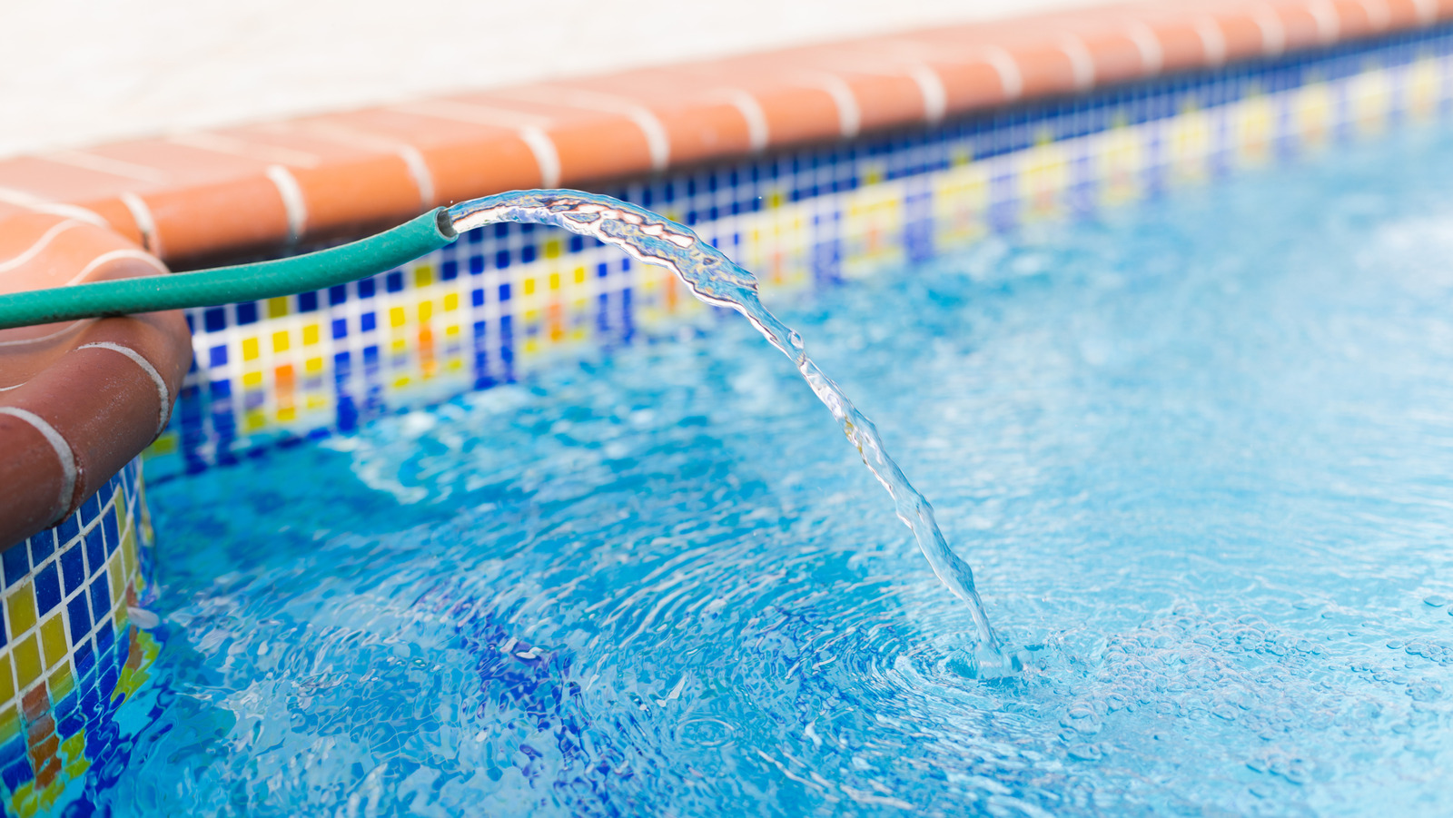 塩水対塩素プール：あなたの裏庭に適したものはどれですか？