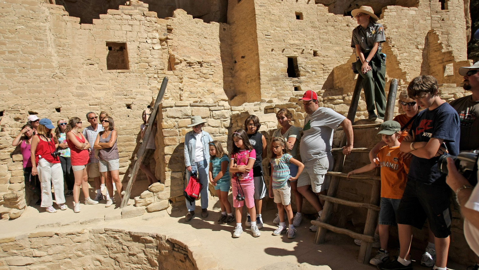 これらのメサヴェルデ国立公園の代替品に群衆のない古代の崖の住居を見る