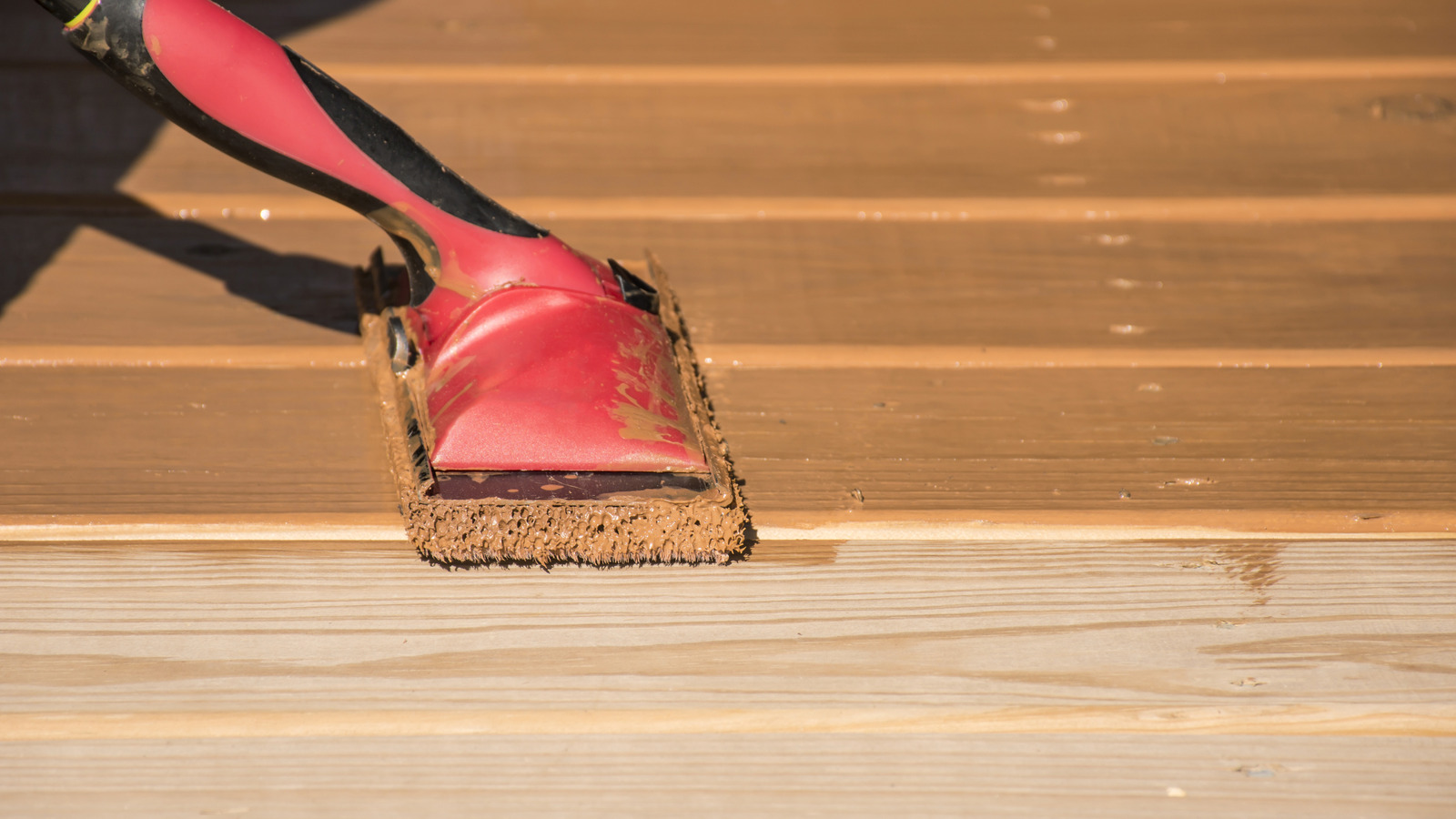 ソリッドまたは透明:裏庭のデッキに最適な木製の汚れを選ぶ方法