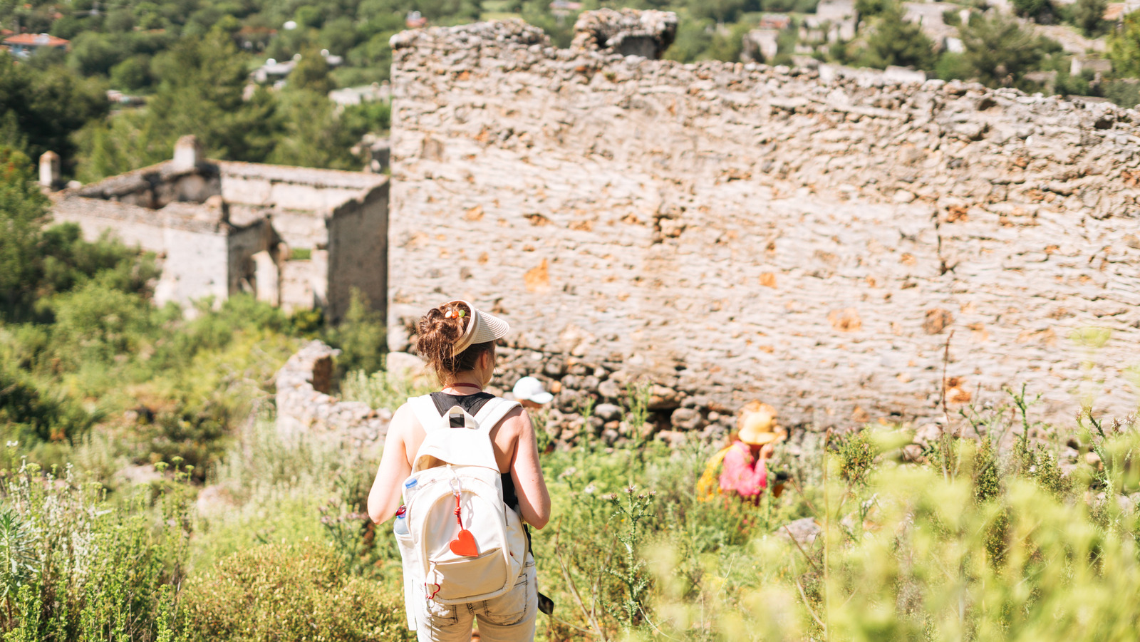 公共の遺跡トレイルとツアーで過去に足を踏み入れましょう