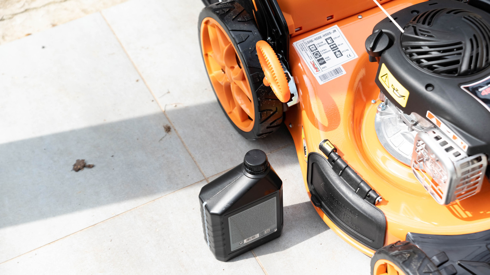 芝刈り機のオイルを交換するための最良の方法