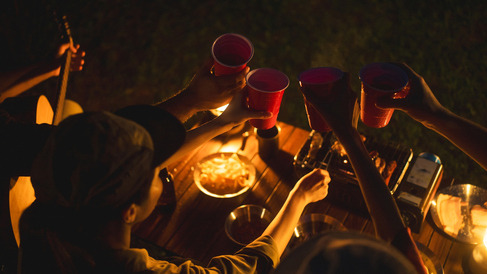 大声で破壊的なキャンプ場の隣人に対処するための最良の方法