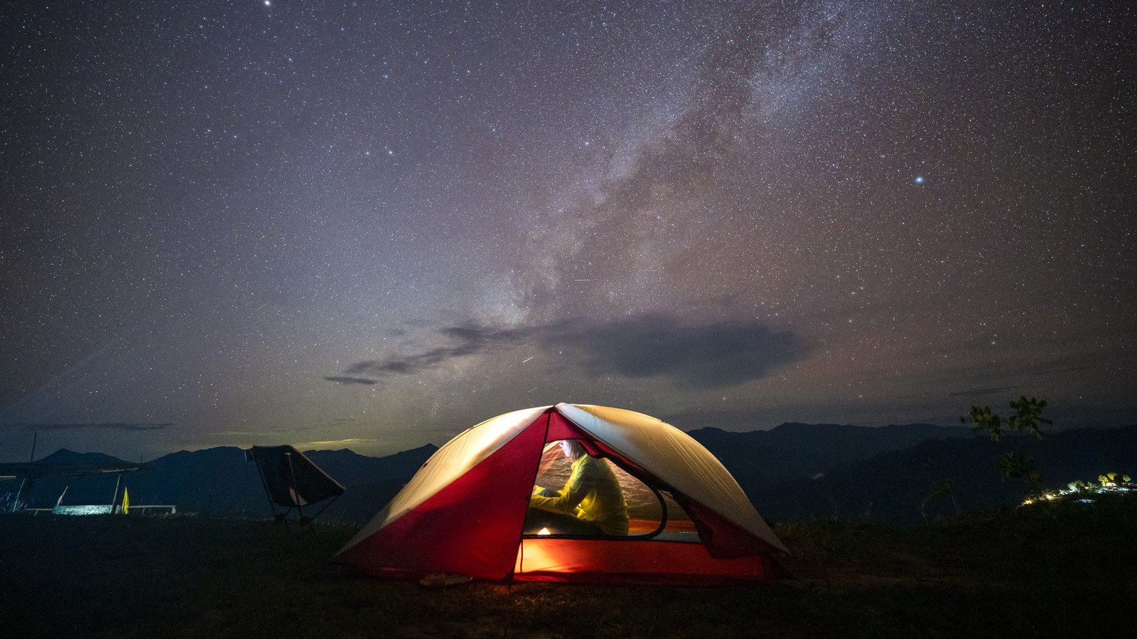 より良い夜の睡眠のための必須のキャンプ用品