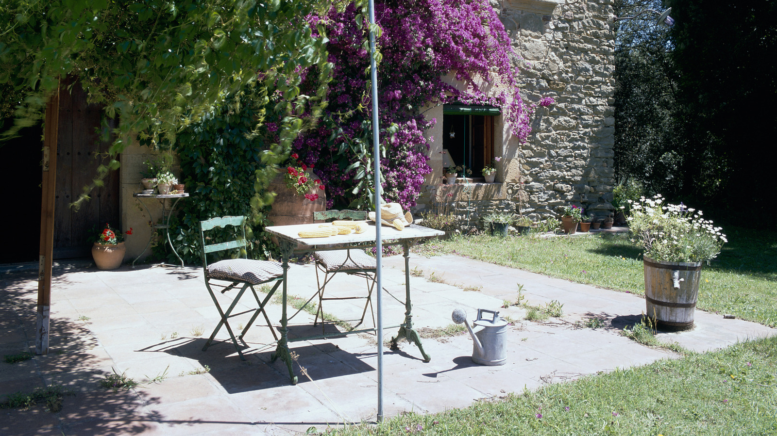 退屈なパティオに彩りを加える簡単なプランターのアップグレード