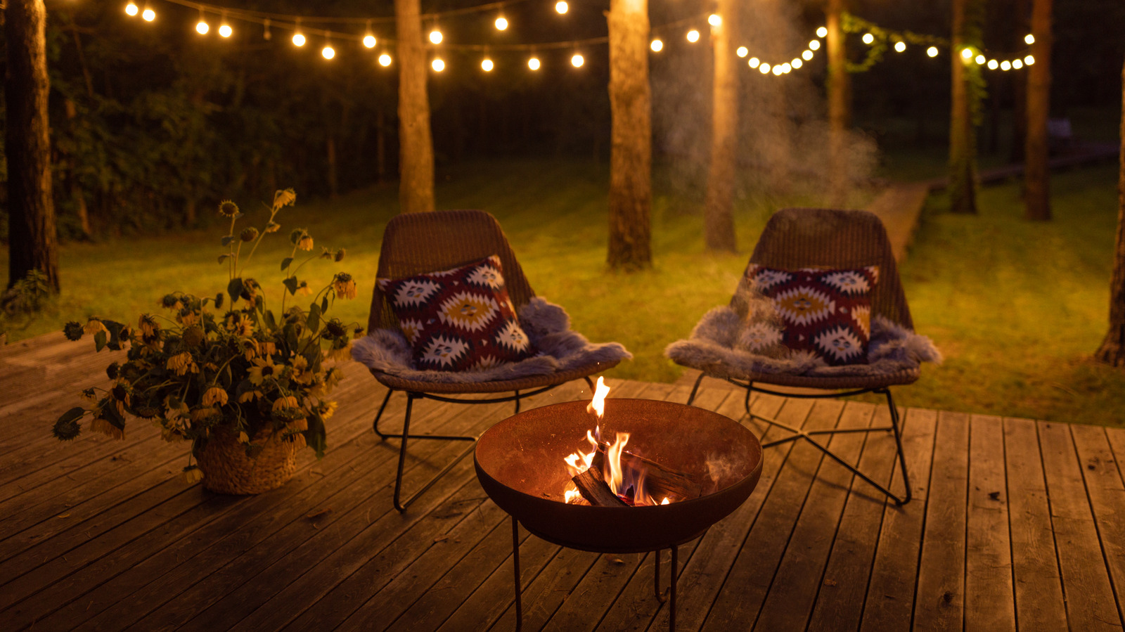 あなたがあなたの庭のファイヤーピットで見つけることができる予想外の庭の害虫剤