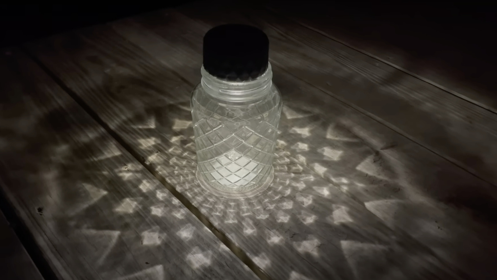 このドルストアの花瓶ハックを使用して、安くてゴージャスな屋外照明