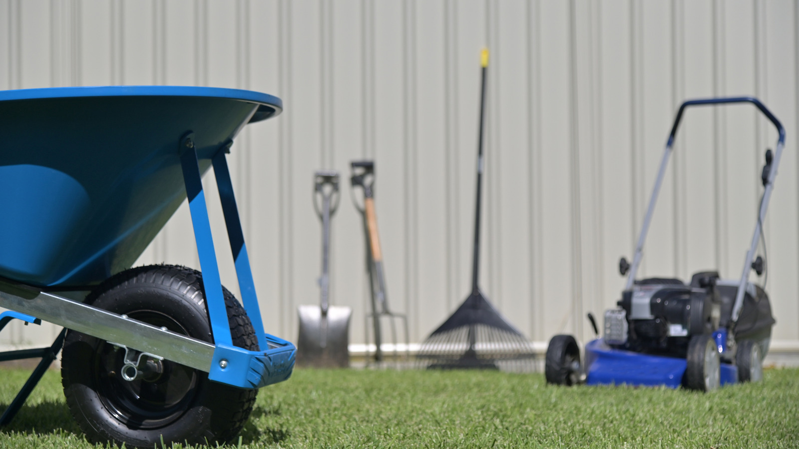 お金を節約するために新しい芝生や園芸用具を購入する時期