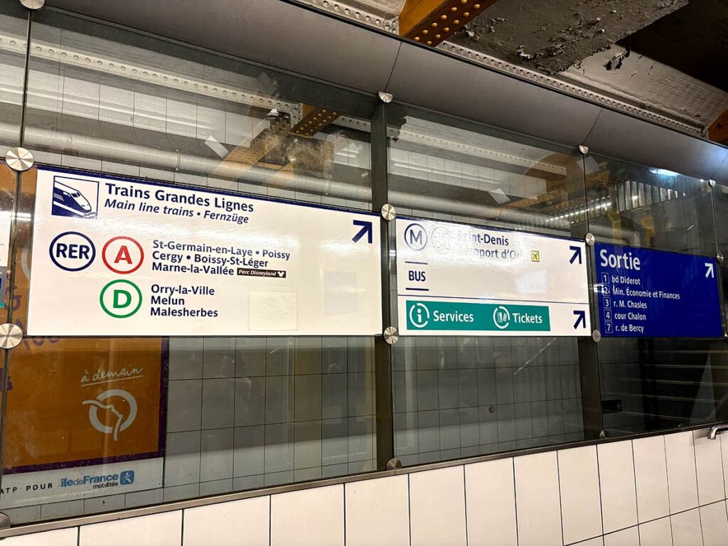 Signs at the Gare de Lyon Metro for the Fontainebleau Train